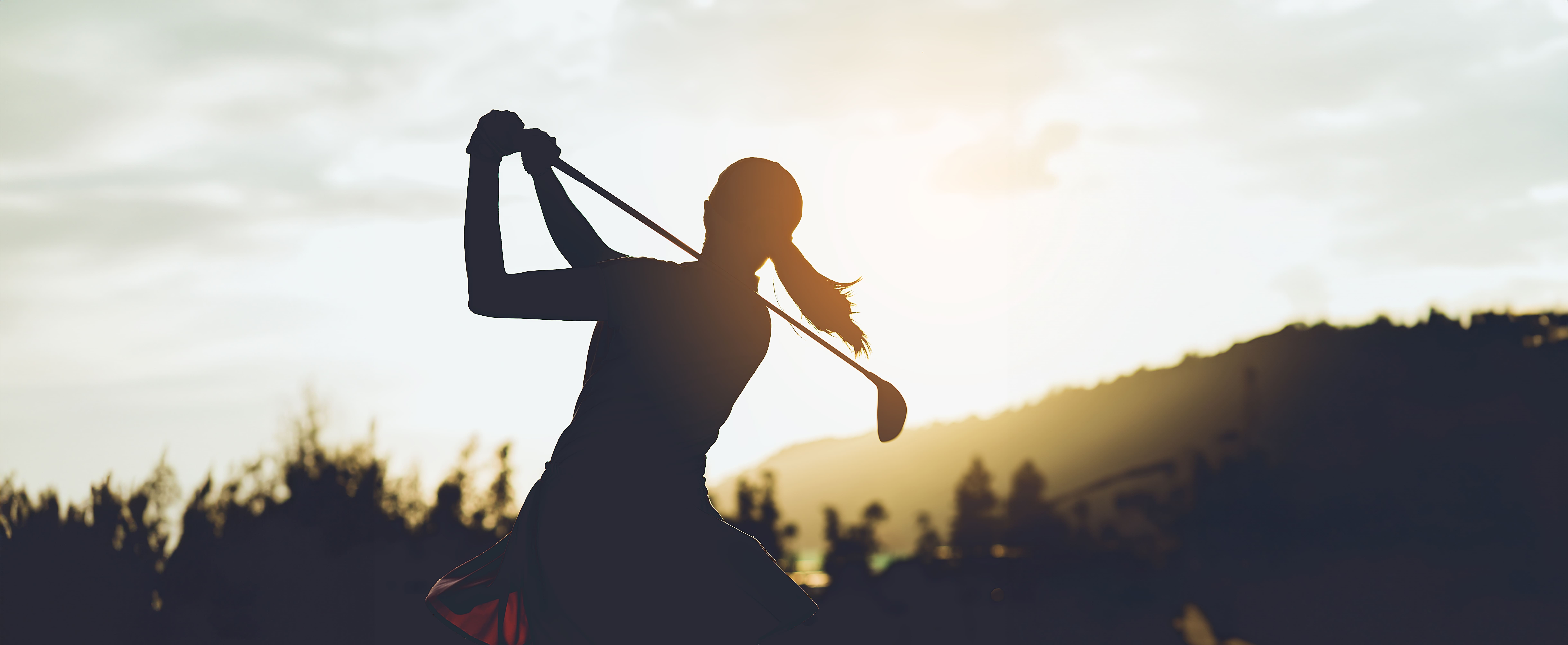 woman playing golf
